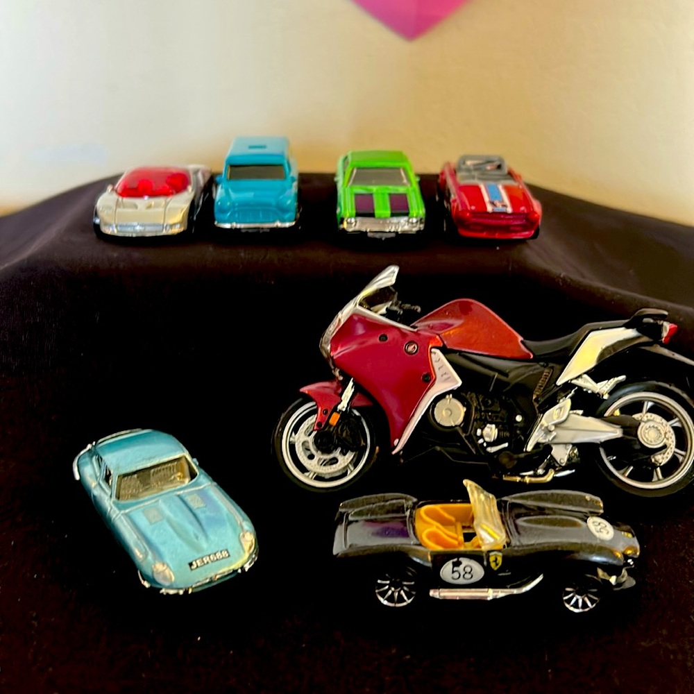 HOT WHEELS  Collectors Collection Vintage Dates 1990-2011-6 Cars + MiastoCycle